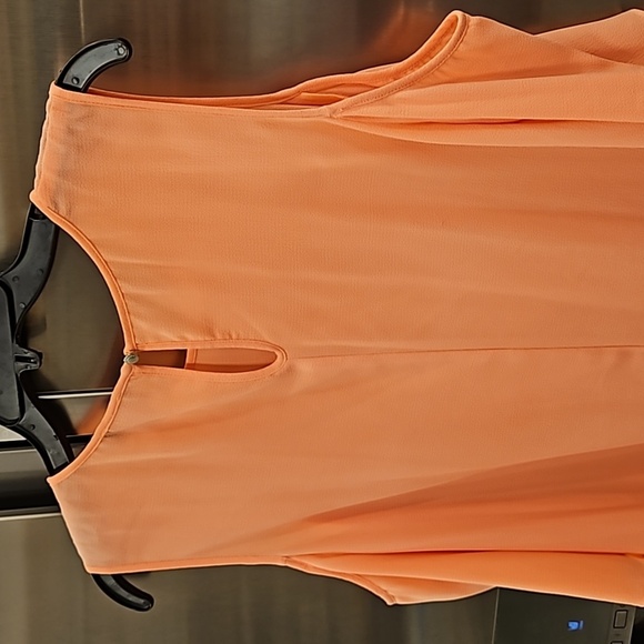 💕VINCE CAMUTO💕 Cold Shoulder Short Sleeve Blouse ~ Salmon Pink Medium M NWOT - Picture 4 of 7